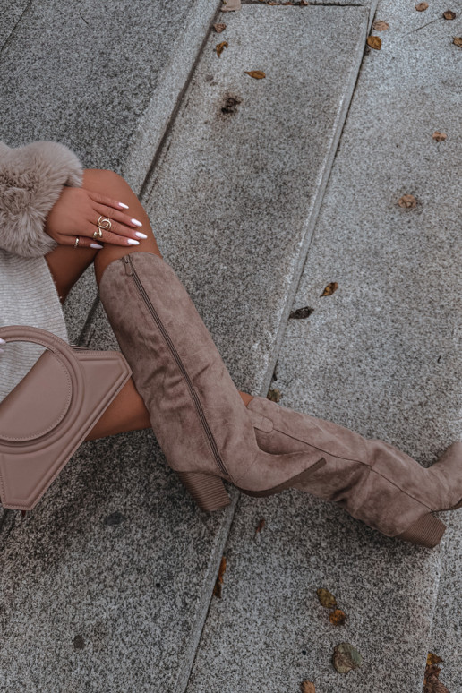 opInarmen laarzen coInboystijl met hakkenvan eco-suèdeu beige Het heeftvine opInarmen laarzen coInboystijl met hakkenvan eco-suèdeu beige Het heeftvine