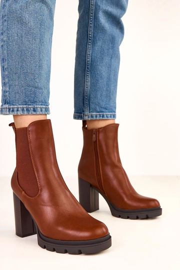 Bruine enkellaarsjes met...