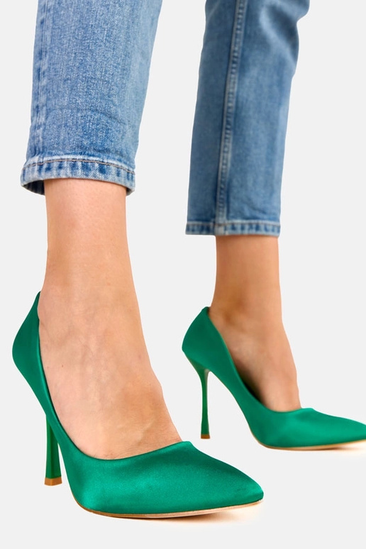 Groene hoge hakken met satijnen... Groene hoge hakken met satijnen...