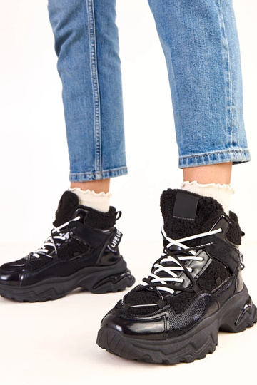 Zwarte sneakers met veters...