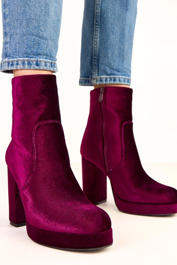 Paarse enkellaarsjes op een...