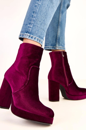 Paarse enkellaarsjes op een... 2