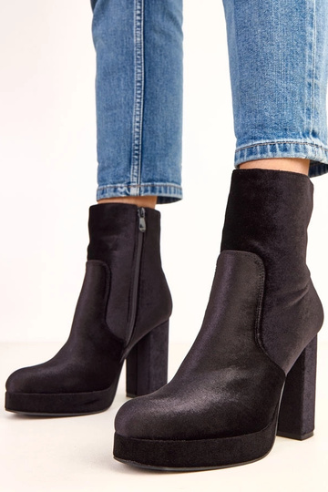 Zwarte enkellaarsjes op een...