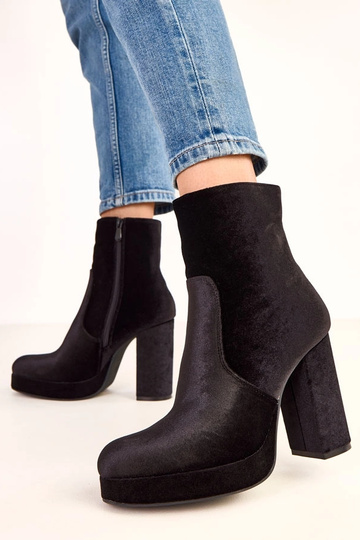 Zwarte enkellaarsjes op een... 2