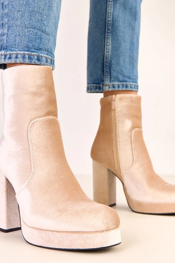 Beige enkellaarsjes op een...