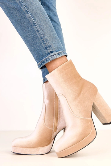 Beige enkellaarsjes op een... 2