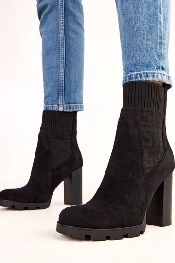 Zwarte enkellaarsjes op een...