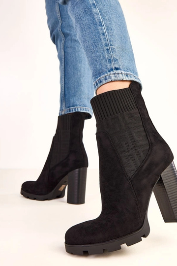 Zwarte enkellaarsjes op een... 2