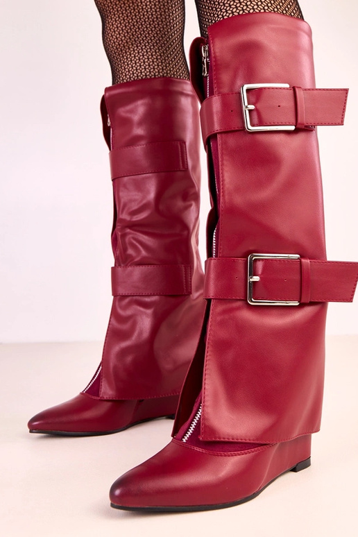 Rode lange laarzen op een plateau met... Rode lange laarzen op een plateau met...