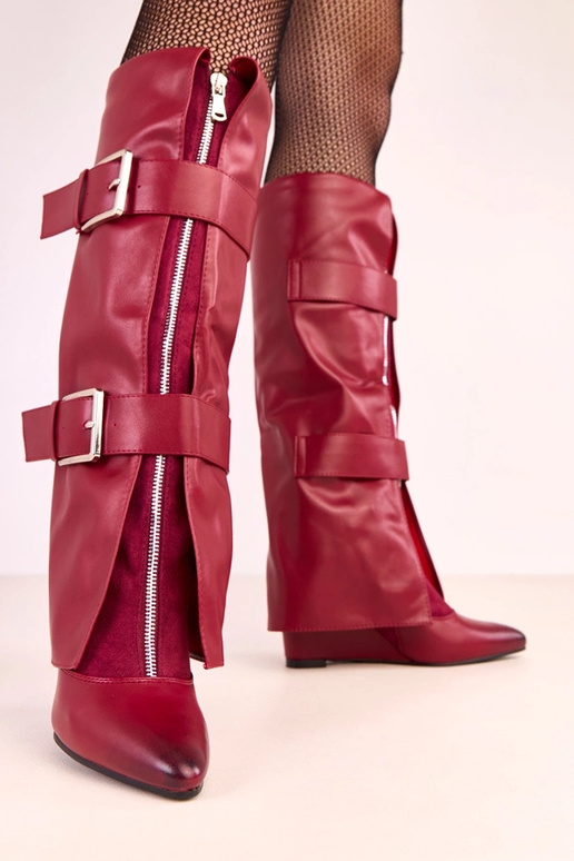 Rode lange laarzen op een plateau met... Rode lange laarzen op een plateau met...