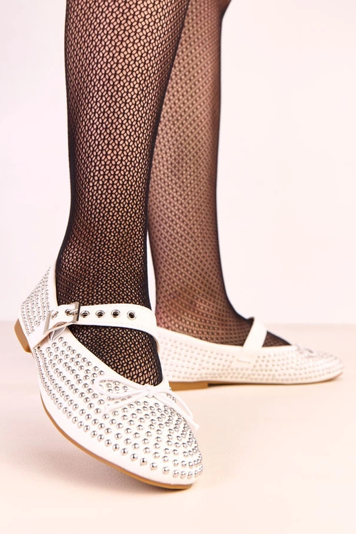 Witte ballerina's versierd met studs...
