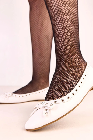 Witte ballerina's met decoratieve gaatjes en strik Baisa 2