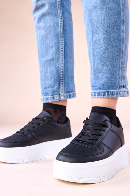 Zwarte sportieve sneakers op een...