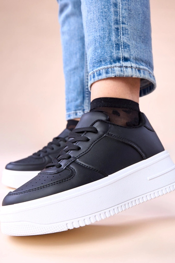 Zwarte sportieve sneakers op een platform Avita 2