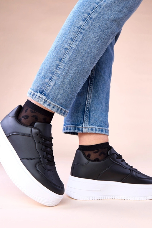 Zwarte sportieve sneakers op een...