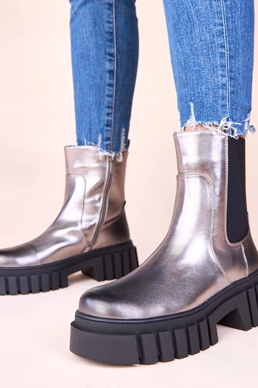 Zilveren enkellaarsjes op een...