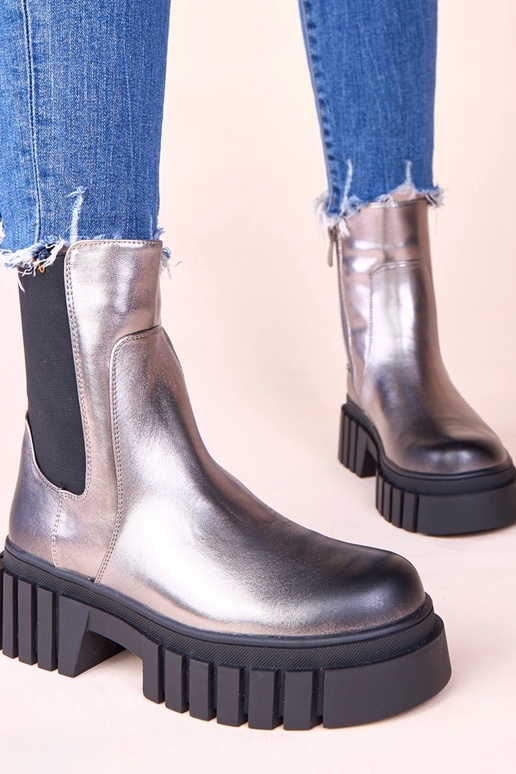 Zilveren enkellaarsjes op een...