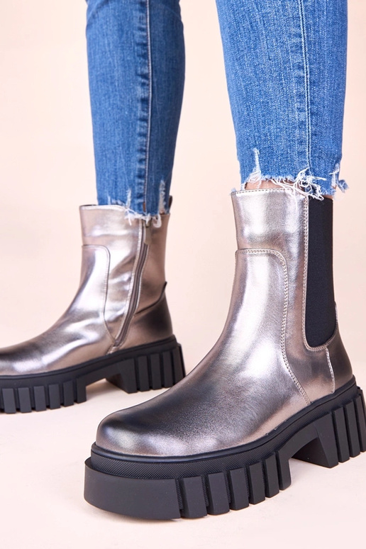 Zilveren enkellaarsjes op een...