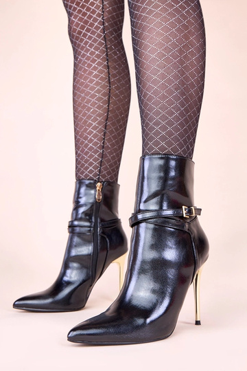 Zwarte enkellaarsjes op een...