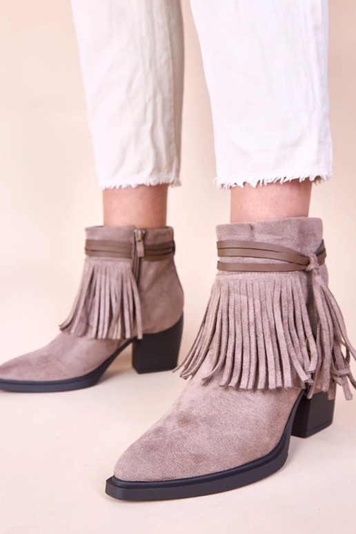 Donkerbeige enkellaarsjes op een hak...