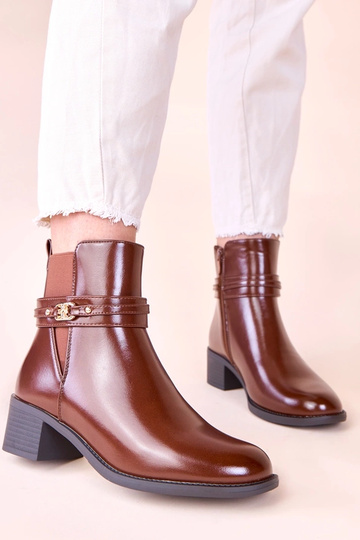 Bruine enkellaarsjes op een... 2