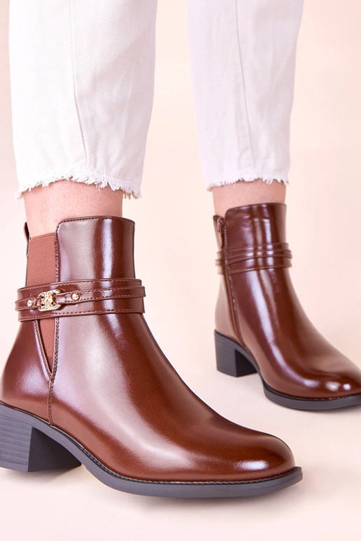 Bruine enkellaarsjes op een blokhak...