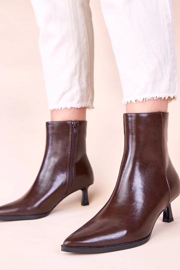 Bruine enkellaarsjes op een...