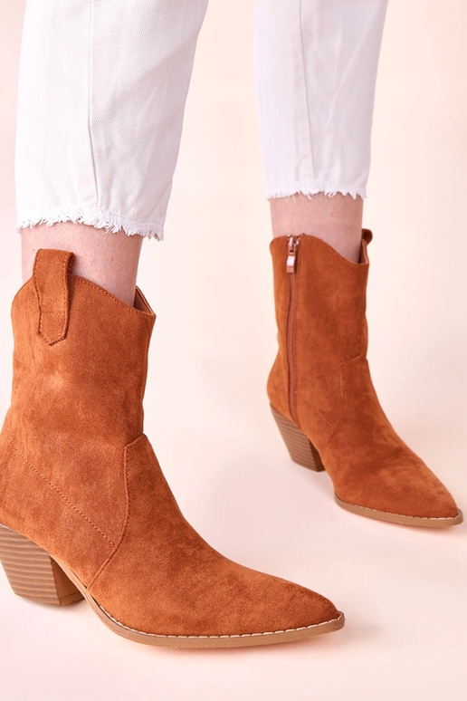 Bruine cowboy laarsjes op een blokhak...