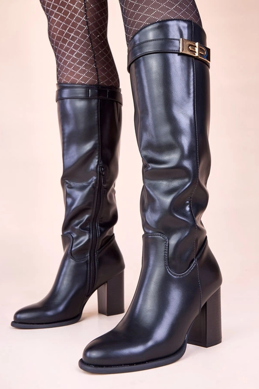 Zwarte lange laarzen op een blokhak...