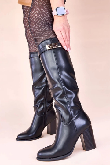 Zwarte lange laarzen op een... 2