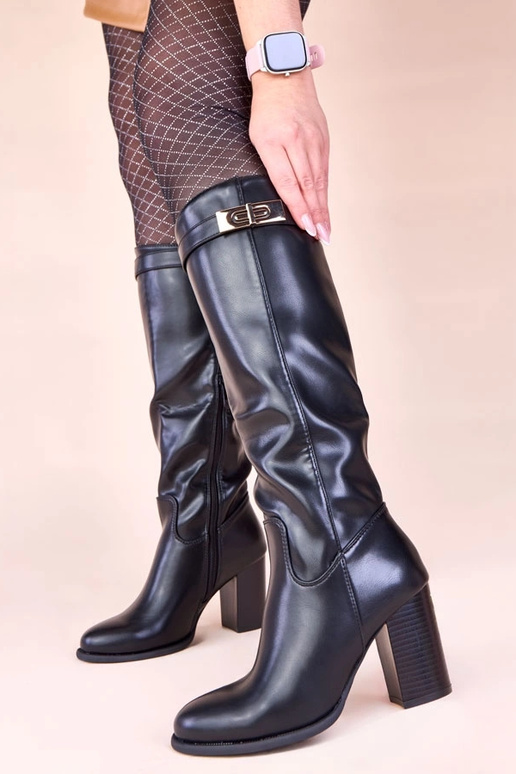 Zwarte lange laarzen op een blokhak...