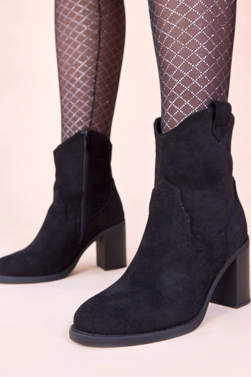 Zwarte enkellaarsjes op een blokhak...