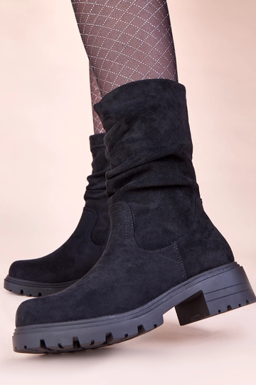 Zwarte enkellaarsjes op een...