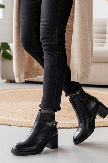 Zwarte enkellaarsjes op een... 2