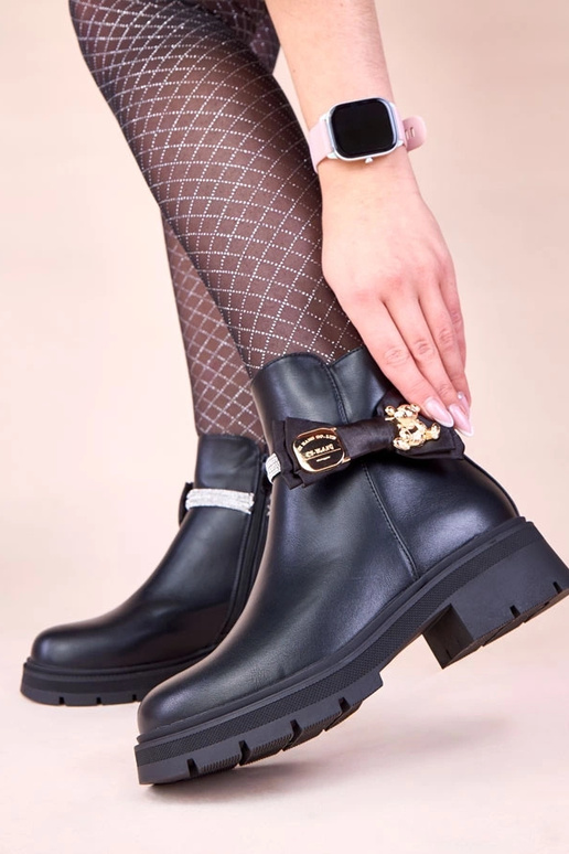 Zwarte enkellaarsjes versierd met...