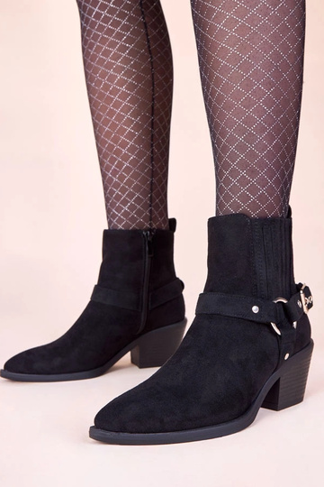 Zwarte enkellaarsjes op een...