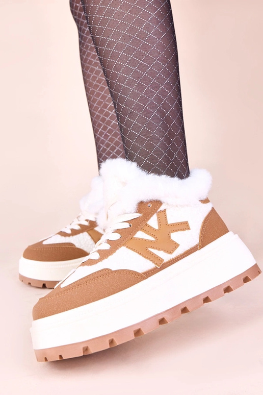 Bruine gevoerde sportieve schoenen...