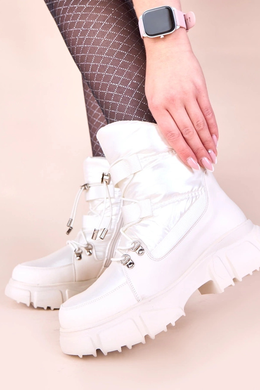 Witte sneeuwschoenen met parelachtige...