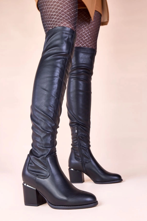 Zwarte knielange laarzen op...