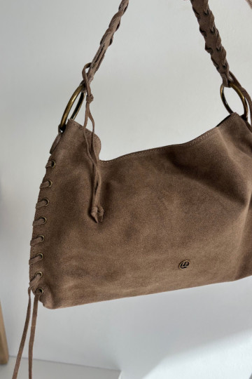 Donkerzandkleurige kunstsuède handtas met decoratieve veters Janelis