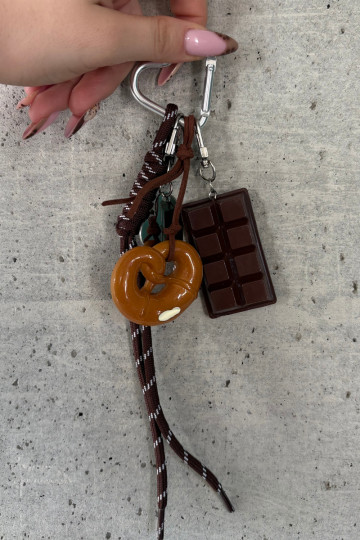 Handtas of sleutelhanger in chocoladekleur met hartjes Jorine