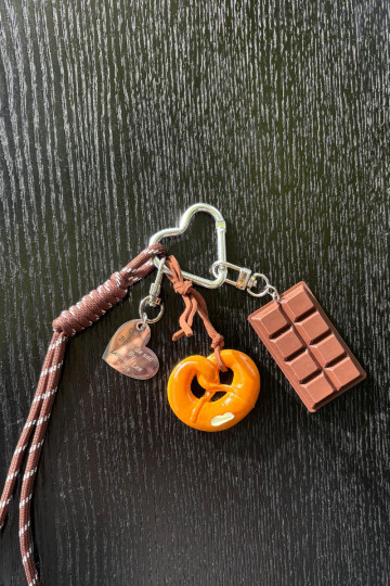 Handtas of sleutelhanger in chocoladekleur met hartjes Jorine 2