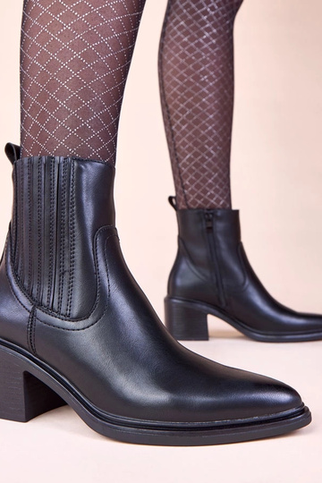 Zwarte enkellaarsjes op een...