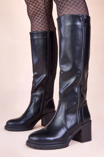 Zwarte enkellaarsjes op een...