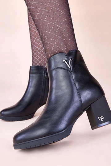 Zwarte enkellaarsjes op een... 2