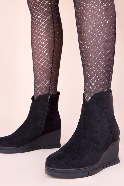 Zwarte enkellaarsjes op een platform...