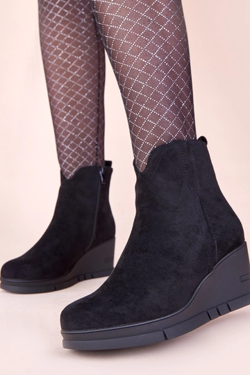 Zwarte enkellaarsjes op een... 2