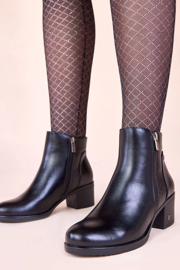 Zwarte enkellaarsjes op een...