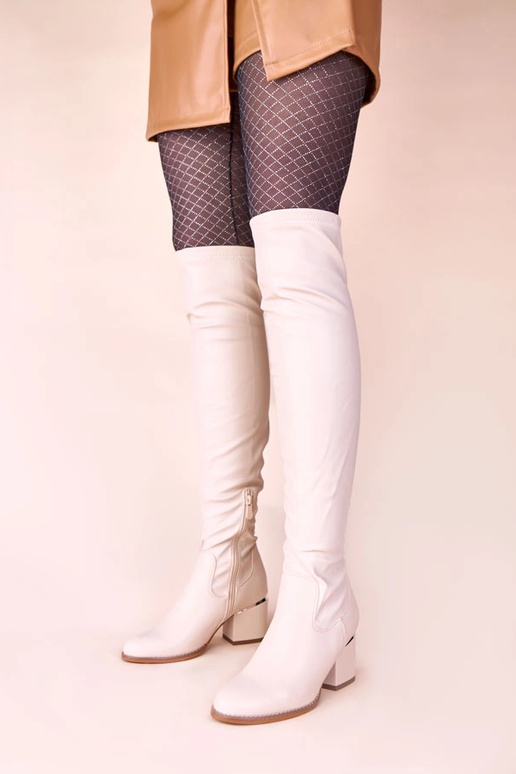 Sandkleurige lange laarzen boven de...