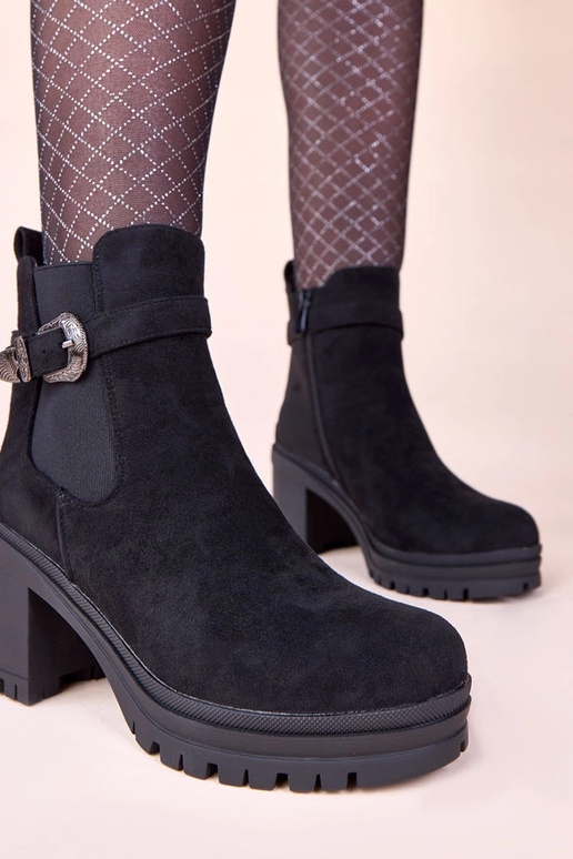 Zwarte enkellaarsjes op een hak met...